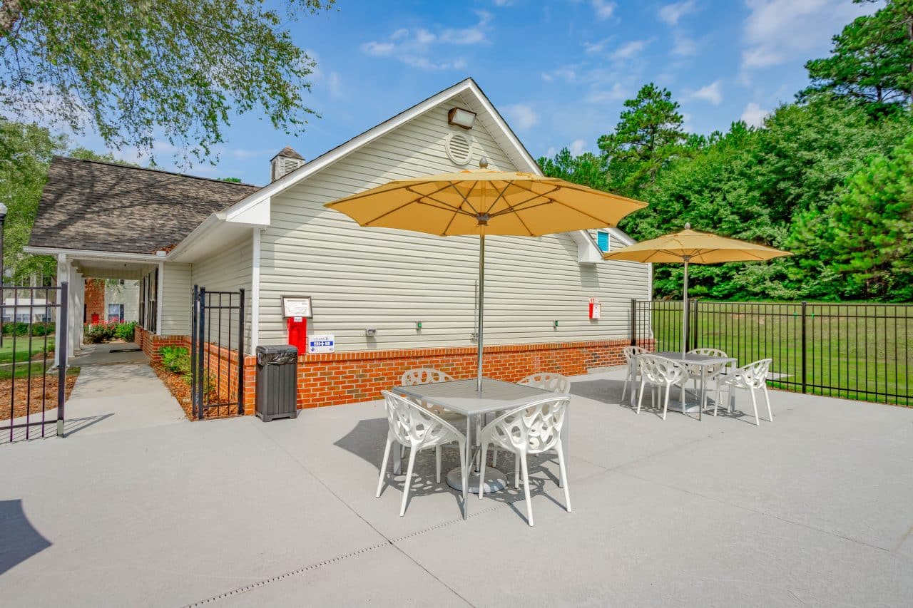 harpergrove---poolsidelounge